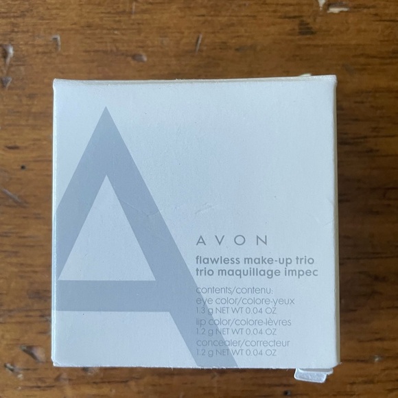 New In Box AVON Flawless Make-Up Trio - Eye  Lip Concealer Pedaling Pink - Picture 1 of 3